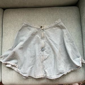 American Apparel light wash denim skirt 🥰